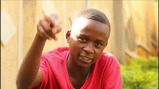 Uyu mwana nigitangaza yasetsa nuvuye guta nyina...mbega impano na NYAXO naze yige..........