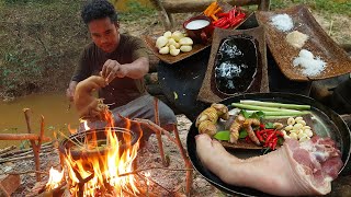 Yummy! Pig leg grilled incredibly spicy taste - Solo cooking in forest