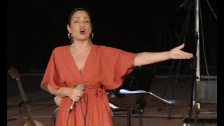 "Aυτή η νύχτα μένει" - Ελένη Καρακάση LIVE (Οι μέλισσες αγριεύουν τις νύχτες)