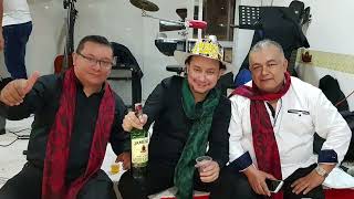 CANTANDO Y TOMANDO TRAGO