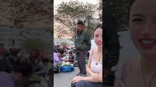 Beautiful Chinese young woman selling corn on the street make money🔥Delicious Chinese Food