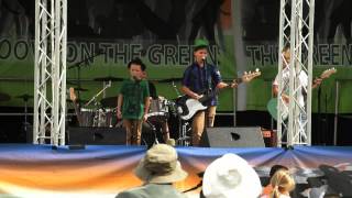 Unpredictable play "Brick in the wall" live at Groove on the Green 2013