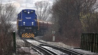 Log Rail train gets loaded with subballast at Očura quarry