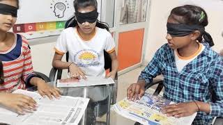 आंखो पर काली पट्टी पर फिर भी पढ़ती है पूरा न्यूज पेपर...