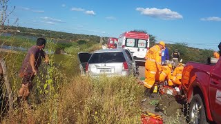MULHER CHOCA CARRO EM PONTE