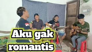 Aku gak romantis cover pengamen jalur bebas dangdut koplo akustik