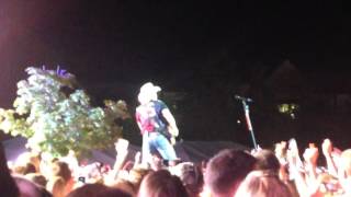 Brad Paisley- Ticks (Live at Virginia Tech)