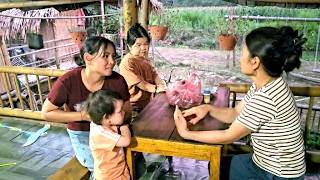 Hoi's mother came to Thu's house for dinner and talked to her about moving in with Hoi.