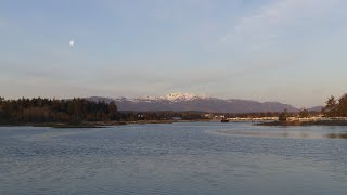 14 minutes of Morning Calm - The rising sun lights up Mt. Arrowsmith as the moon sets