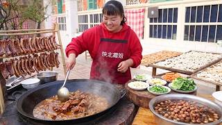 Xiajie from Northern Shaanxi cooked a "powerful energy bomb" with 10 catties of pork ribs!