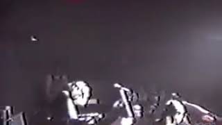 Nirvana aksi panggung Kurt menghantam bodyguard pake gitar