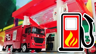 [Juguetes] Carros - Camión de bomberos - Coche de bomberos en una gasolinera