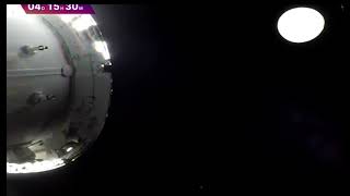 Another #UFO seen moving near #ArtemisII lower center at 9:06AM. 
