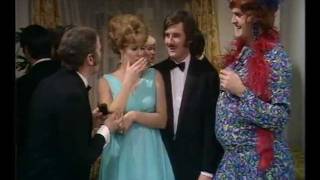 Monty Python Flying Circus (sub ita) - I signori Sciocchi (Mr. and Mrs. Git)