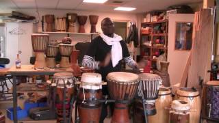 Pape Samory Seck speelt zijn set op een op maat gemaakte standaard van Stiggelbout Slagwerk