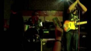 PINOY HEAVY METAL: DAHONG PALAY - KAPATIRAN NG BAKAL AT APOY  (@ sazi's bar)