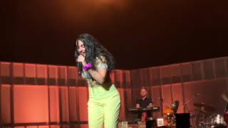 Alessia Cara performs Stay (LIVE)