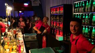 Barman jongleur au concert d'Anastacia