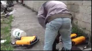 Que Cura,,Se le entra una Avispa en el pantalon