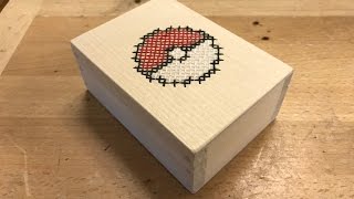 Ask med broderat lock