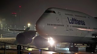 It doesn't get any closer than this! Amazing footage of the B747 Queen rolling by – de-icing acti...
