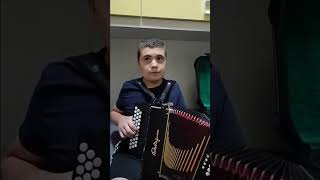 Giovane, promettente, Federico Perino,  prove di ballo campidanese