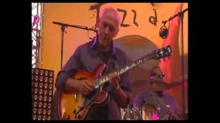 Larry Carlton - Minute by Minute - Live Performance - Jazz A Vienne