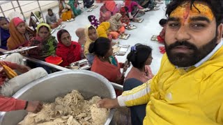 बागेश्वर धाम अन्नपूर्णा में रोटी प्रशाद वितरण करते हुए /दिन-रात हमेशा सभी श्रद्धालुओ के लिए निशुल्क