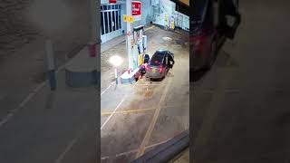 At Gun point! Thieves Robbing petrol Station!