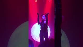 Tiffany Young sending energy and love (White Oak Music Hall, Houston, TX 11/15/19)