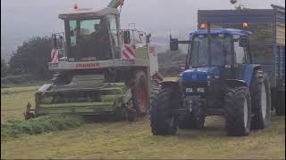 "Ford New Holland 8340 & Claas 860: A Silage Powerhouse".