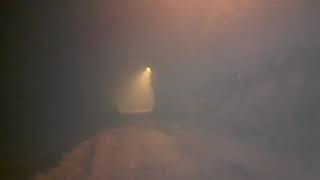 Notte nebbiosa verso la casa della bambina malinconica