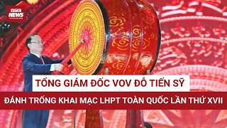 VOV General Director Do Tien Sy beat the drum to officially open the 17th National Radio Festival.