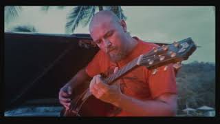 Campfire Serenade Costa Rica: Alex Lutz from NORKO on Fender Guild from Marius Müller-Westernhagen