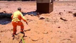 Barragen se rompe em Brumadinho MG,  Resgate de uma vítima pressa na lama.
