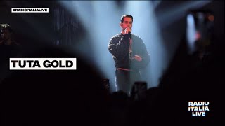 Mahmood singing Tuta gold at RadioItalia live