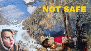 Surviving in heavy snow inside a cave | Zahra and Abbas's struggle to survive in the deadly cold