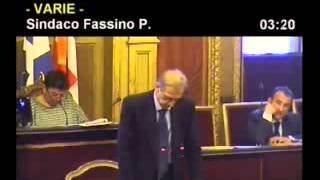 Le storie di Fassino sul dito medio in consiglio comunale