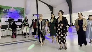 Tsev neeg koom Siab noj tsiab night party