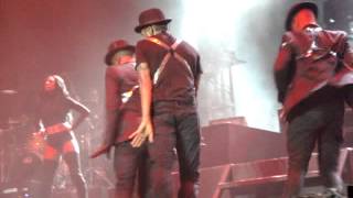 Usher Concert - "OMG" Live - Fan Video - Concert Zap