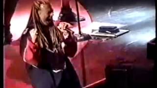 Grito enlouquecedor de Axl, na musica  Live & Let Die  2002
