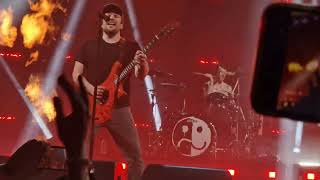FALL OUT BOY - My Songs Know What You Did in the Dark (Light Em Up) (Paris, Oct 23rd 2023)