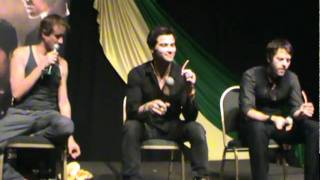 Os três comendo doces