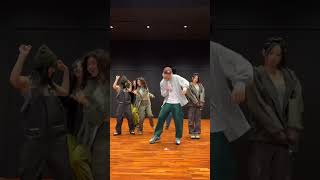 Taehyung Jamming with NewJeans on Slow Dancing.