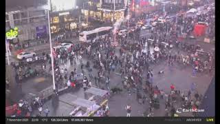 New York Time Square - Festeggiamenti in piazza e caroselli d'auto. Celebrations and car carousels.