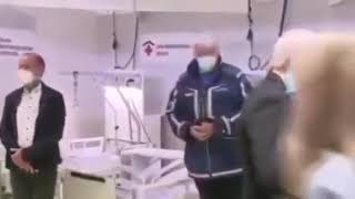 Herr Steinmeier - mal mit , mal ohne Maske, ganz davon abhängig ob die Kamera läuft oder nicht !
