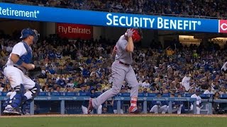 CIN@LAD: Duvall loses helmet on Kershaw strikeout